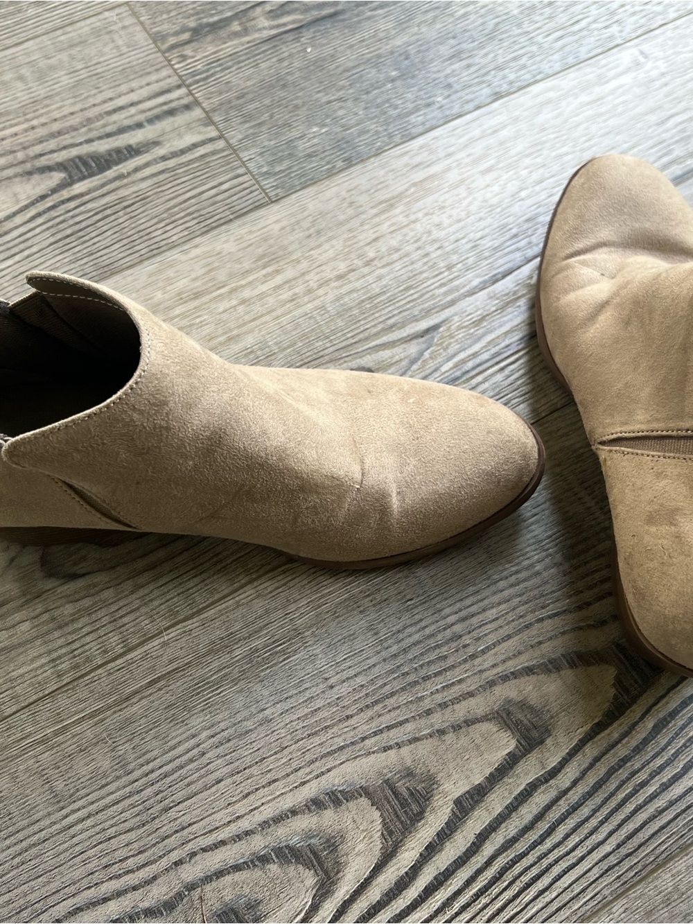 American Eagle Outfitters Women’s Tan Suede Booties